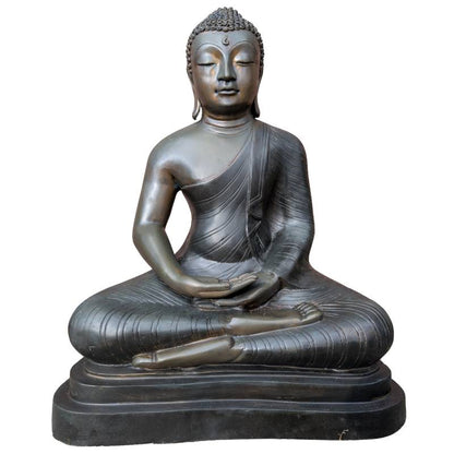 sitzende meditationsfigur mit ruhiger praesenz