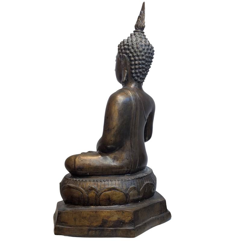 schwere figur mit deutlicher physischer praesenz