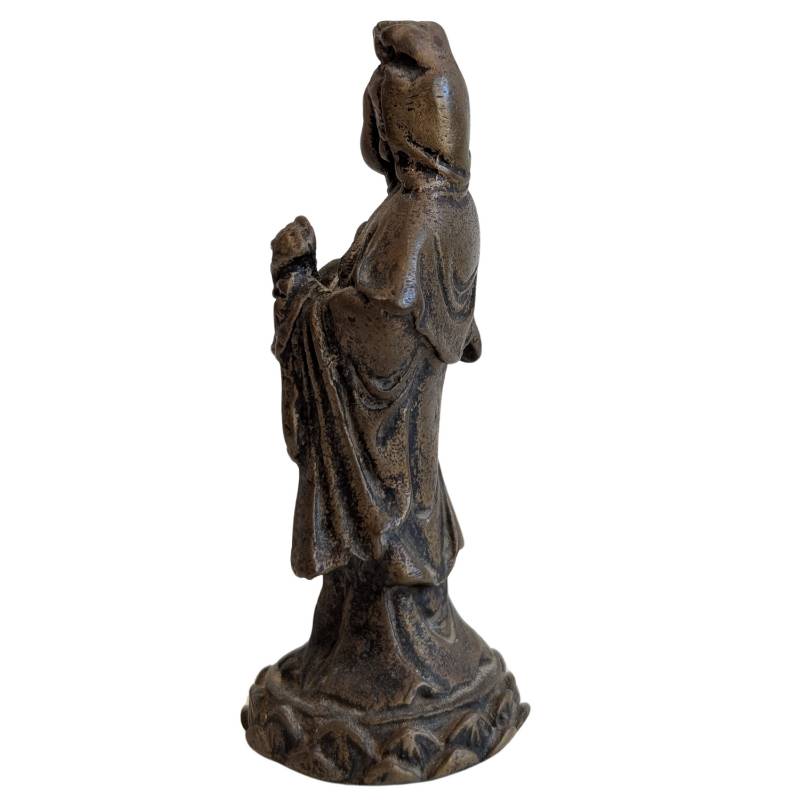 Guanyin Bronze Figur klein als Reisebegleiter mit Patina und ruhiger Ausstrahlung