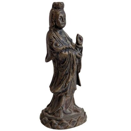 Guanyin Bronze kleine Figur als Reise Amulett mit Patina und ruhiger Ausstrahlung