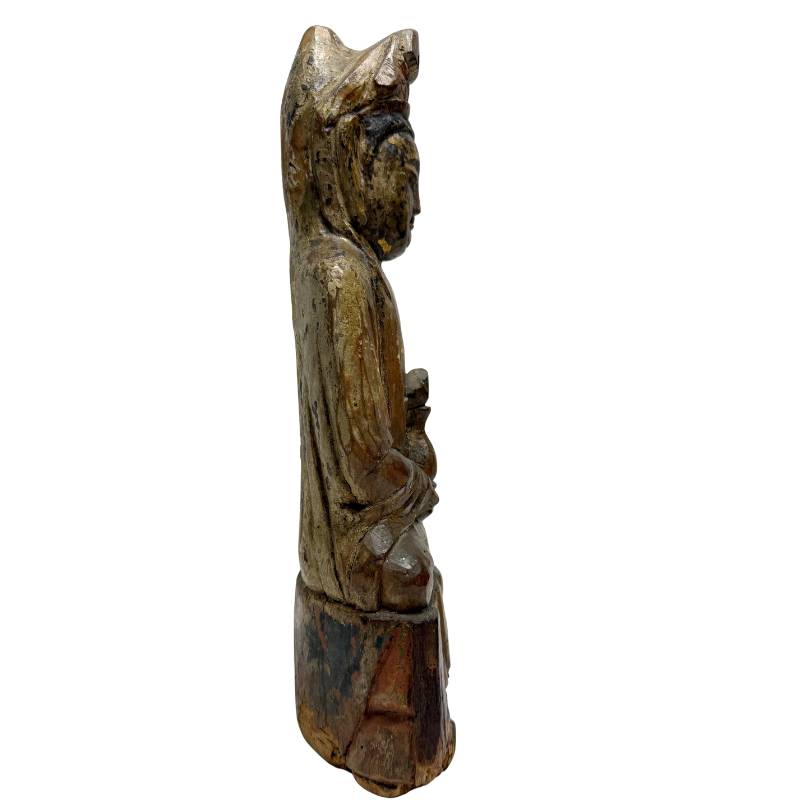 guanyin holzfigur mit ritueller öffnung im rueckenbereich
