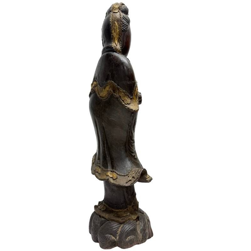 Antikes chinesisches Guanyin Andachtsbild aus Holz, 45,5 cm hoch, handgeschnitzt mit Resten von Blattgold, späte Qing-Dynastie