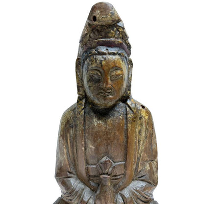altes guanyin holzobjekt aus china mit sichtbarer oberflaechenalterung
