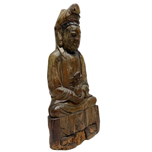 alte chinesische guanyin figur aus holz mit sichtbarer alterung
