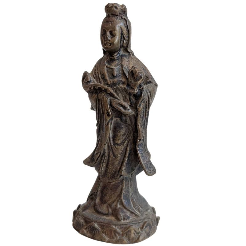 Guanyin Reisefigur aus Bronze klein mit Patina als Symbol für Schutz und Ruhe