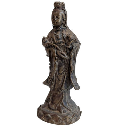 Guanyin Reisefigur aus Bronze klein mit Patina als Symbol für Schutz und Ruhe
