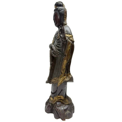 Antike Guanyin-Statue aus China, handgeschnitztes Holz mit originalen Blattgold-Resten, 45,5 cm Höhe, späte Qing-Dynastie