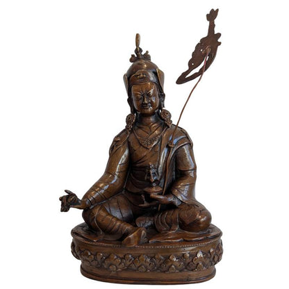 Guru Rinpoche Statue aus Tibet Bronze feuervergoldet mit Vajra Mudra und Ritualgefäß