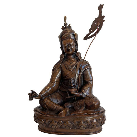 Guru Rinpoche Statue aus Tibet Bronze feuervergoldet mit Vajra Mudra und Ritualgefäß