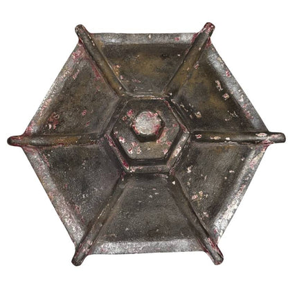 Detail der stabilen Basis der 3,7 kg schweren japanischen Gartenlaterne.