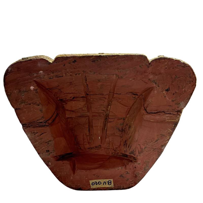 Detailansicht der rechten Hand in der Bhumisparsha-Geste, die die feinen Schnitzarbeiten an den Fingern und die Gold-Patina zeigt.