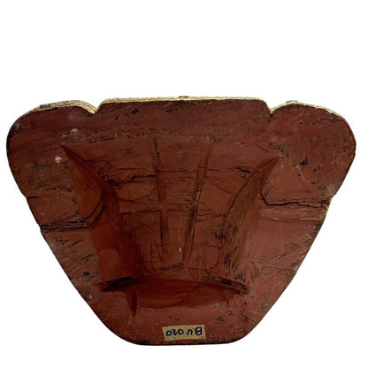 Detailansicht der rechten Hand in der Bhumisparsha-Geste, die die feinen Schnitzarbeiten an den Fingern und die Gold-Patina zeigt.
