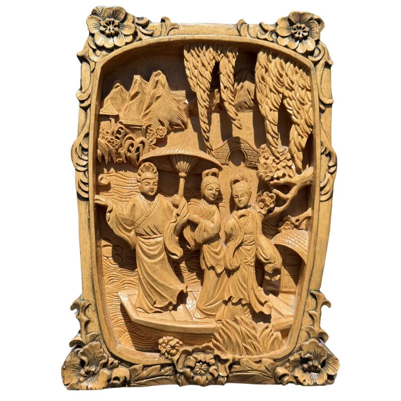 Handgeschnitztes chinesisches Holzrelief mit drei Figuren in einem Boot in einer klassischen Landschaft
