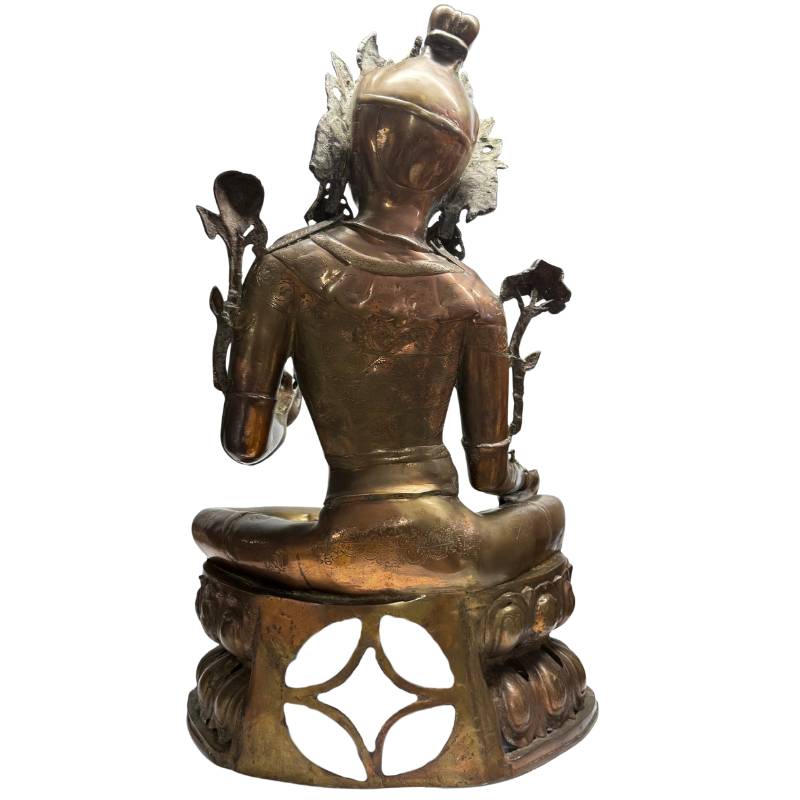 Detail der ruhigen Handhaltung einer monumentalen Tara-Figur, symbolische Mudra des Schutzes und des Mitgefühls, antike Bronze mit Vergoldungsresten, Lot 408 bei 1stbuddha, tibetische Sakralkunst, 19. Jahrhundert.