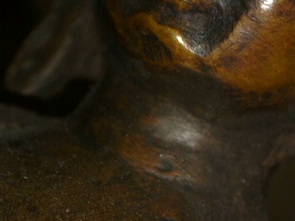 Mikro-Aufnahme der handziselierten Bronze-Textur eines antiken Buddhas, Lot 462, 19. Jahrhundert, Nepal, Details der handgefertigten Gravuren und Feuervergoldung, 1stbuddha.