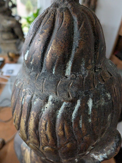 Himalaya-Bronze-Buddha mit alter Patina-Struktur