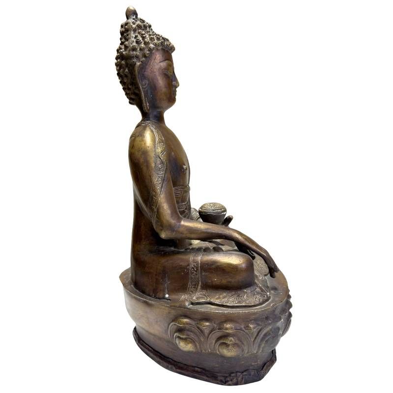 Seitenansicht einer antiken Medizin-Buddha Statue aus Bronze, Himalaya-Region, 38,5 cm Höhe, massive 5,3 kg schwere Qualität, 18.-19. Jahrhundert, Lot 430