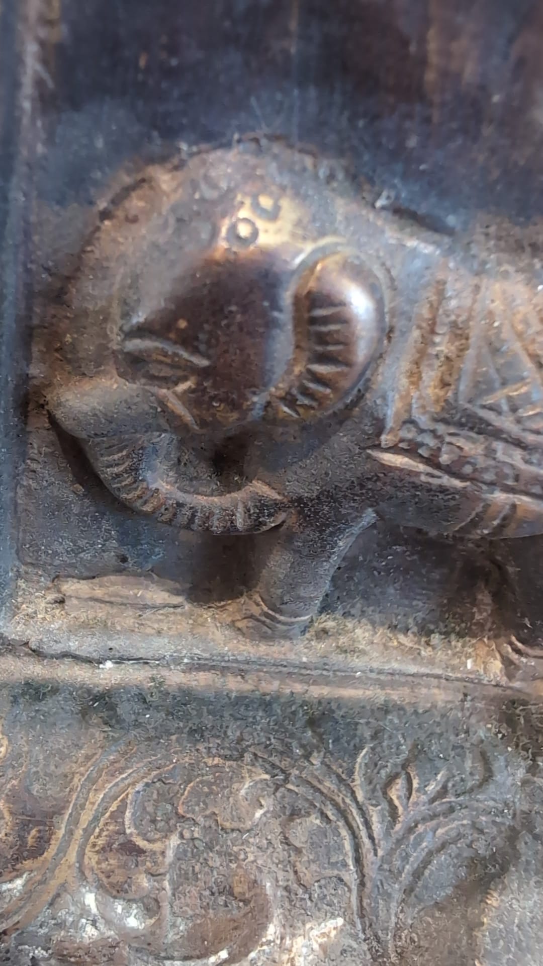 Detailansicht der natürlichen Abnutzungsspuren einer Himalaya-Bronze-Buddha-Statue
