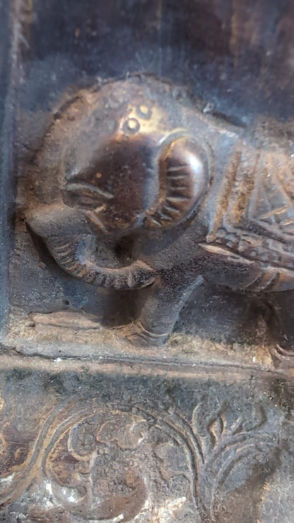 Detailansicht der natürlichen Abnutzungsspuren einer Himalaya-Bronze-Buddha-Statue