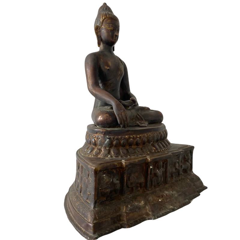 Himalaya-Buddha aus Bronze mit einem reich verzierten, erzählenden Thron