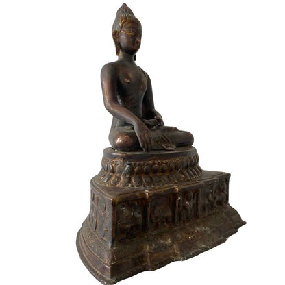 Himalaya-Buddha aus Bronze mit einem reich verzierten, erzählenden Thron