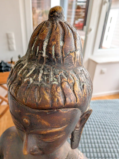 Kombination aus Feuervergoldung und antiker Patina auf einem Himalaya-Bronze-Buddha