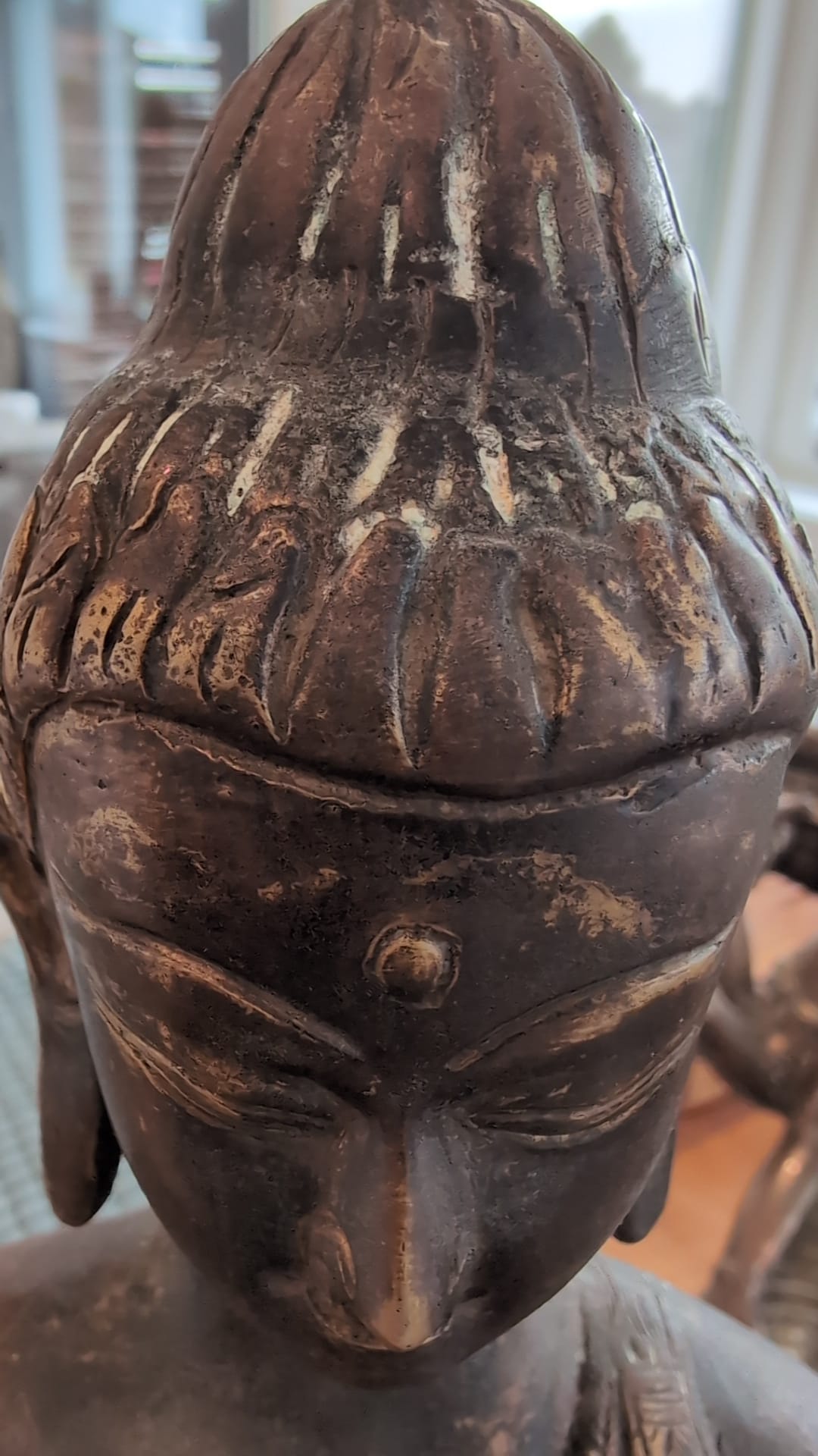 Detailansicht der Bronzeoberfläche mit natürlicher Oxidation einer Himalaya-Buddha-Statue