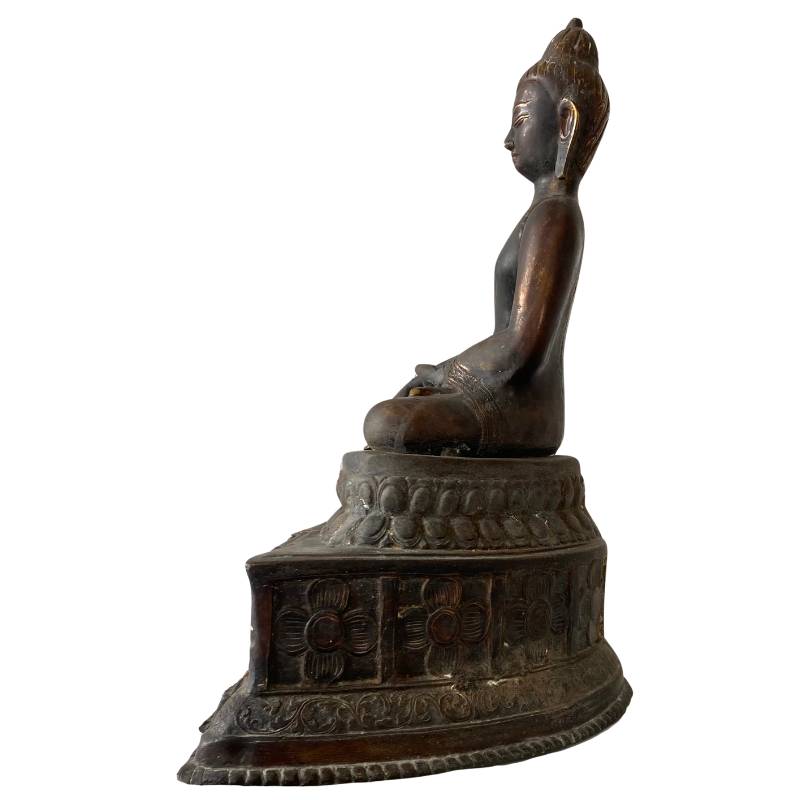 Detailansicht eines Himalaya-Buddha-Gesichts mit antiker Patina und Feuervergoldung