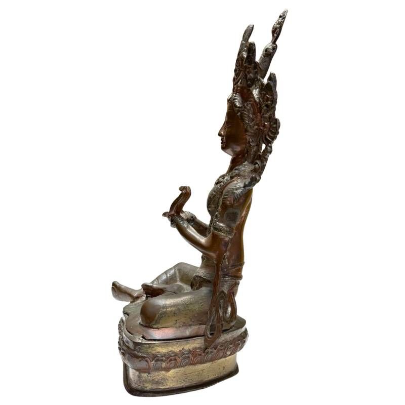 Antike sitzende Tara Statue aus Bronze, Himalaya-Region, 38 cm hoch, 3,9 kg, handgearbeitete Kupferlegierung mit natürlicher Patina, 18.-19. Jahrhundert, Lot 431.