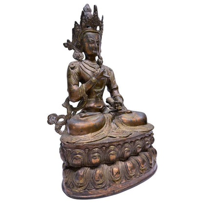 Detailansicht der kunstvollen Krone und Juwelen einer Vajrasattva Bronze-Statue, Lot 460, 34 cm, Himalaya-Region, schwere Bronze mit ritueller Patina und offener Konsekrationsöffnung, 1stbuddha.