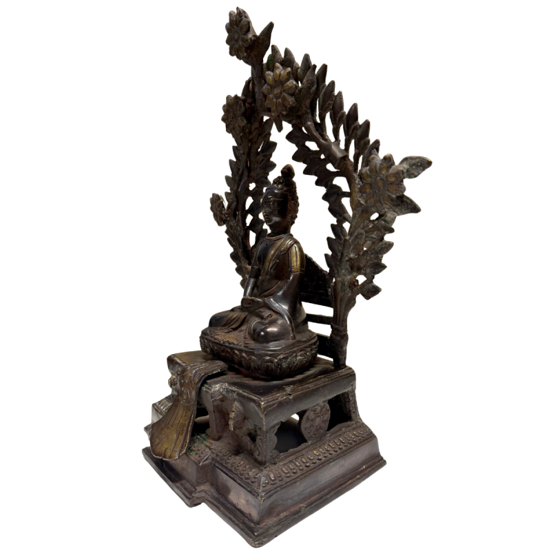 Antike Himalaya Tempelskulptur eines Shakyamuni Buddha, 17.-18. Jahrhundert, massive feuervergoldete Bronze, 35 cm hoch, 5,4 kg, mit abnehmbarem Nimbus, Lot 406.