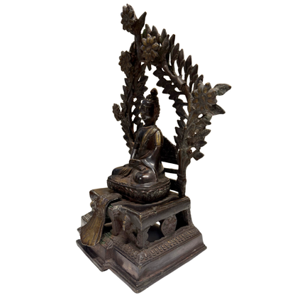 Antike Himalaya Tempelskulptur eines Shakyamuni Buddha, 17.-18. Jahrhundert, massive feuervergoldete Bronze, 35 cm hoch, 5,4 kg, mit abnehmbarem Nimbus, Lot 406.