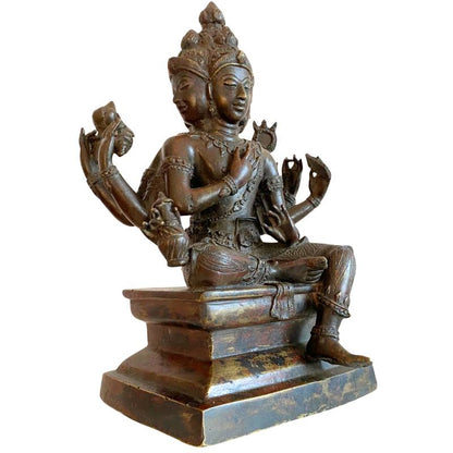 Antikes hinduistisches Brahma-Bildnis aus Bronze, Südostasien (Siam), 17.-19. Jahrhundert, Lot 162 bei 1stbuddha, vier Gesichter, sechs Arme, 4,8 kg massives Tempelbrons mit Resten von Feuervergoldung und mineralischer Patina.