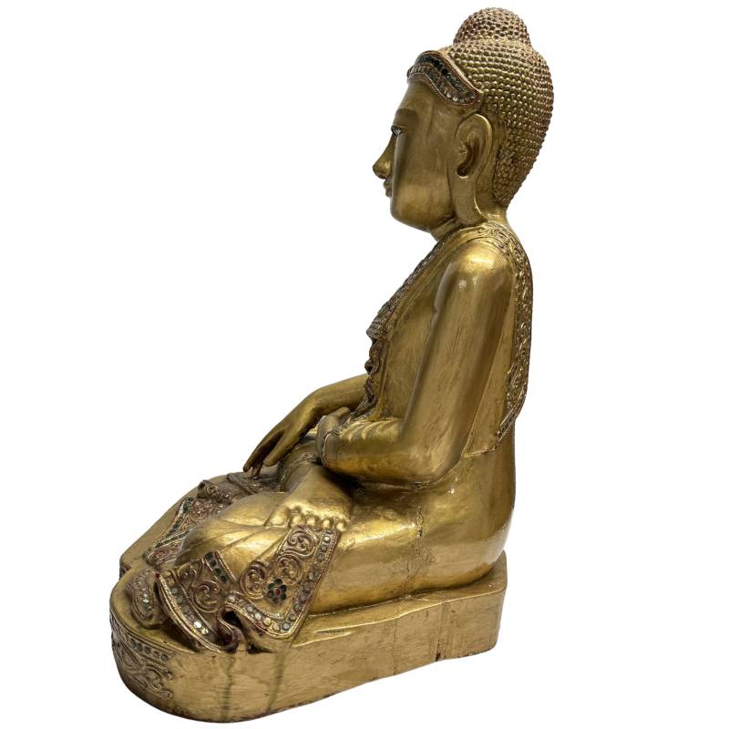 buddha figur aus holz mit ruhigem gesichtsausdruck

