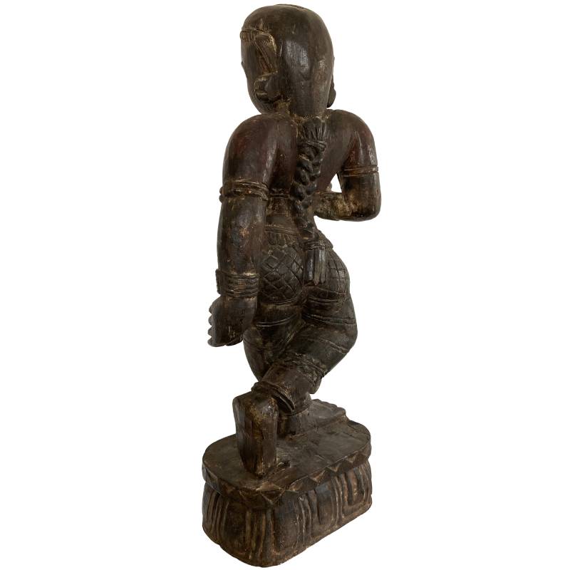 Stehende Lakshmi Holzfigur aus Nepal, Newar-Tradition, sichtbare alte Polychromie und detaillierte Schnitzarbeiten