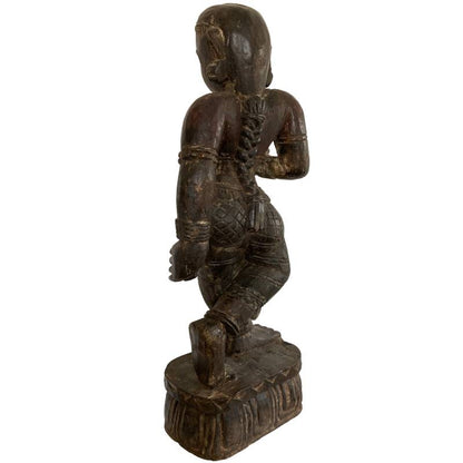 Stehende Lakshmi Holzfigur aus Nepal, Newar-Tradition, sichtbare alte Polychromie und detaillierte Schnitzarbeiten