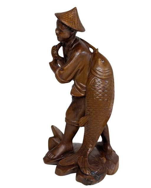 Holzfigur Fischer China mit Karpfen traditionell geschnitzt