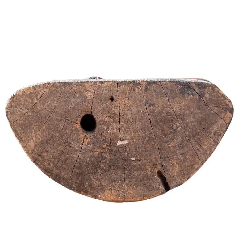 Antike Holzstruktur und Maserung der Buddha-Unterseite.