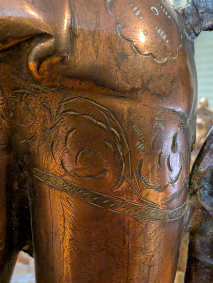 Große Interieur-Statue einer stehenden Tara, monumentale buddhistische Kunst aus Bronze, 80 cm hoch, Lot 408 bei 1stbuddha, 19. Jahrhundert, schwere Qualität mit 24,2 kg, antike Patina und Goldreste.