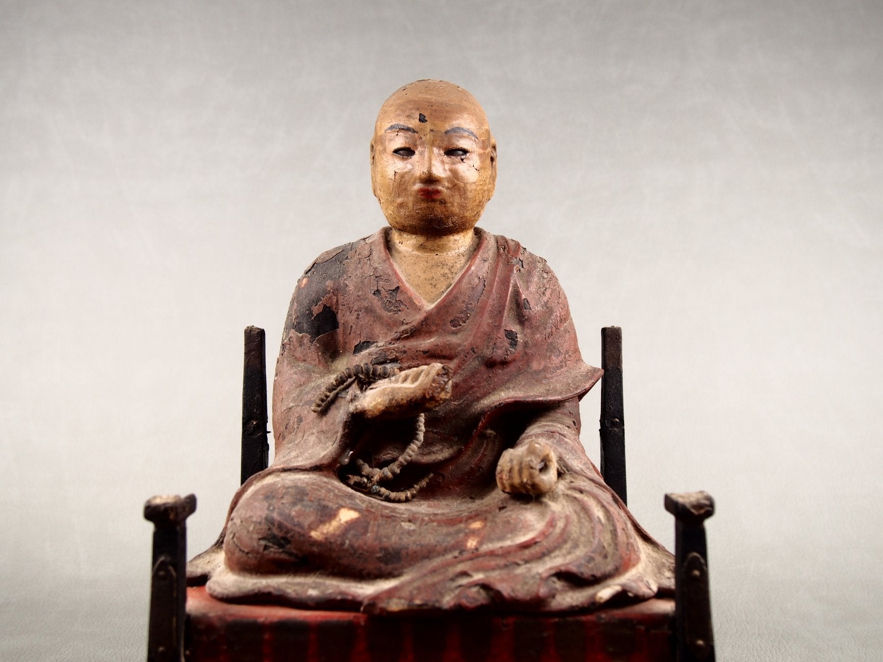 Holzfigur aus der japanischen buddhistischen Tradition
