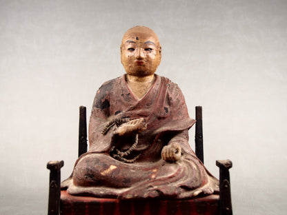 Holzfigur aus der japanischen buddhistischen Tradition
