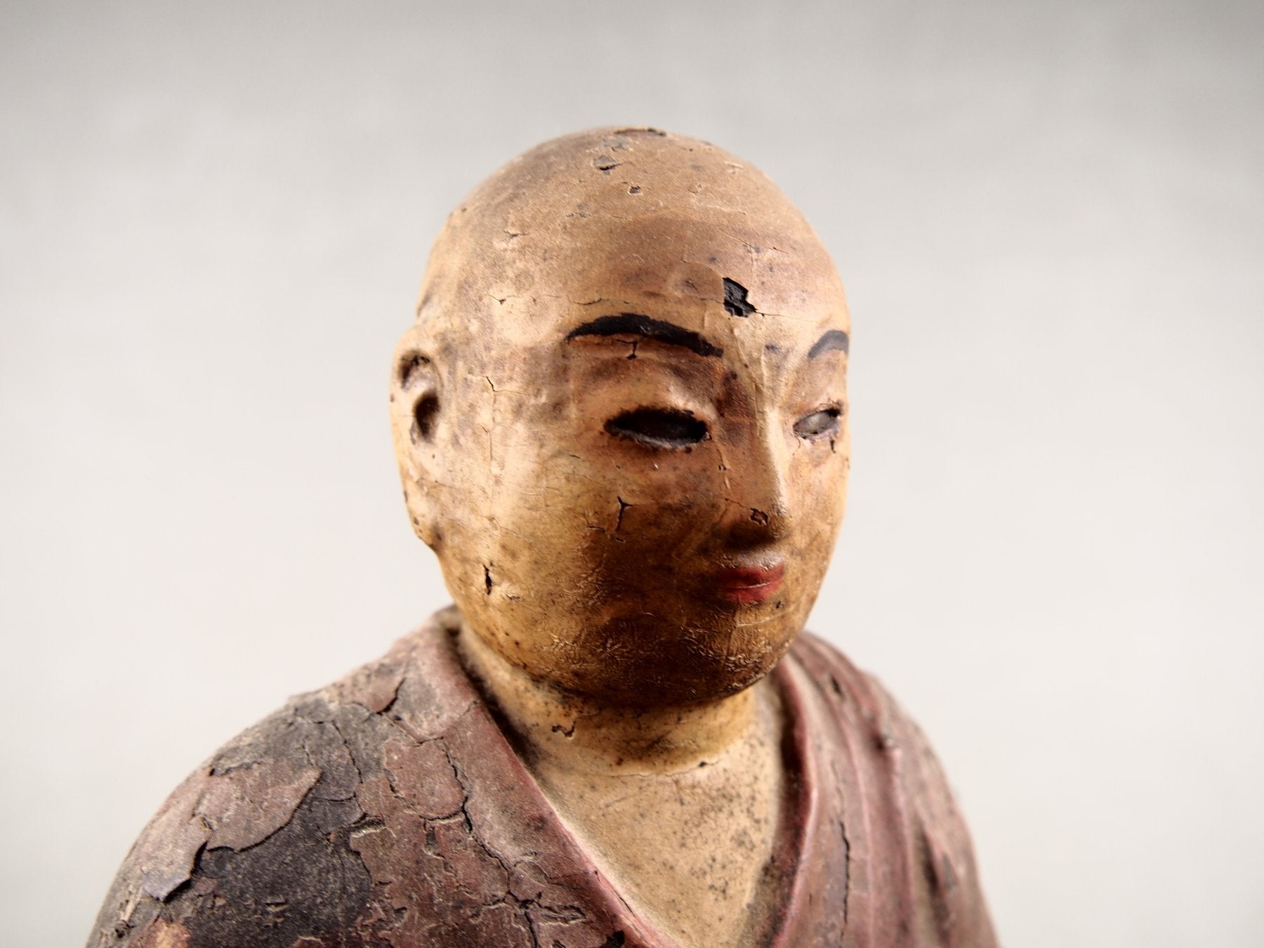 Kobo Daishi Holzfigur im traditionellen japanischen Zushi Schrein

