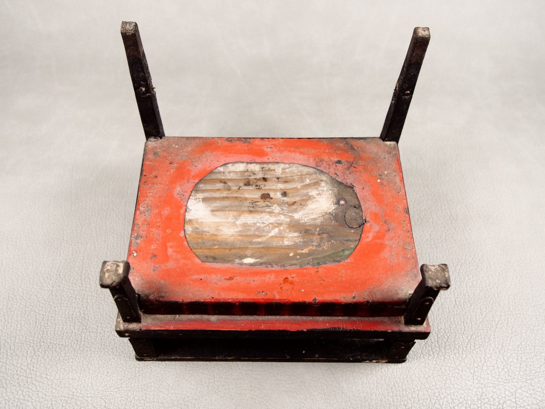 Holzfigur aus einem japanischen buddhistischen Tempelkontext
