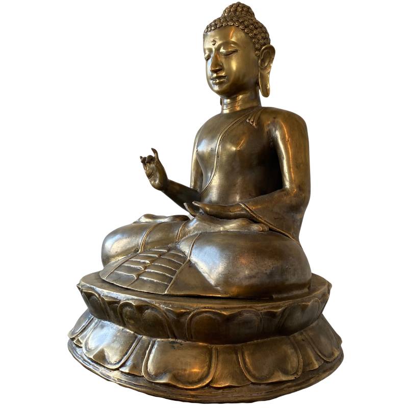 Javanische Buddha-Statue aus Bronze mit sichtbarer alter Gussstruktur und natürlicher Oxidation an der Innenseite