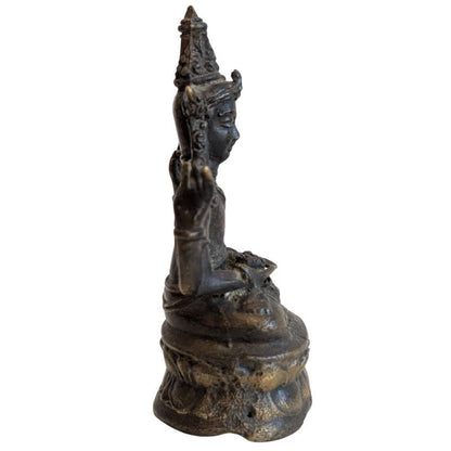 Antike Bronze-Statue eines Khmer Bodhisattva Lokeshvara, kompaktes Reisebildnis mit durch rituellen Gebrauch geglätteter Oberfläche und dunkler Patina, Lot 147.