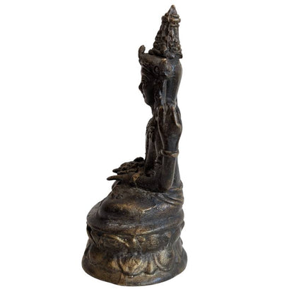 Antikes Khmer-Reisebild des bekrönten Lokeshvara aus massiver Bronze, durch rituellen Gebrauch geglättete Details und tiefe, dunkle Patina, Lot 147.