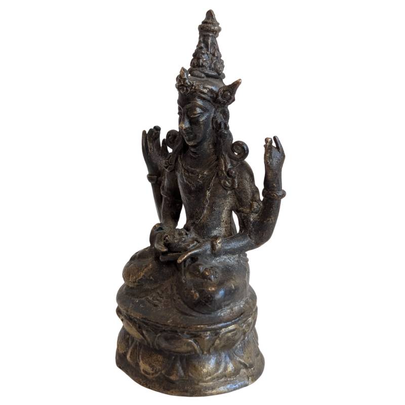 Antikes Khmer-Reisebildnis des Lokeshvara auf einem Lotussitz, massive Bronze mit durch rituellen Gebrauch geglätteter Oberfläche und dunkler Patina, Lot 147.