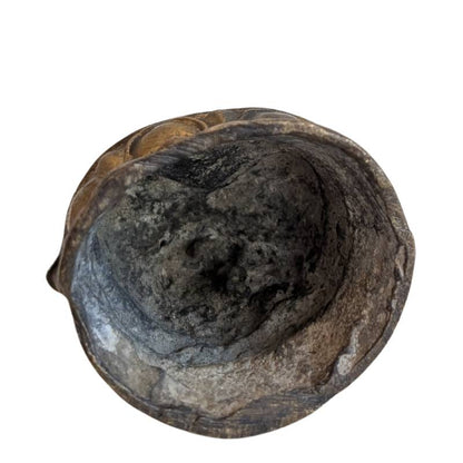 Rituelles Khmer-Reisebildnis des Lokeshvara aus massiver Bronze, durch langjährigen rituellen Gebrauch geglättete Konturen und tiefe, dunkle Patina, Lot 147.
