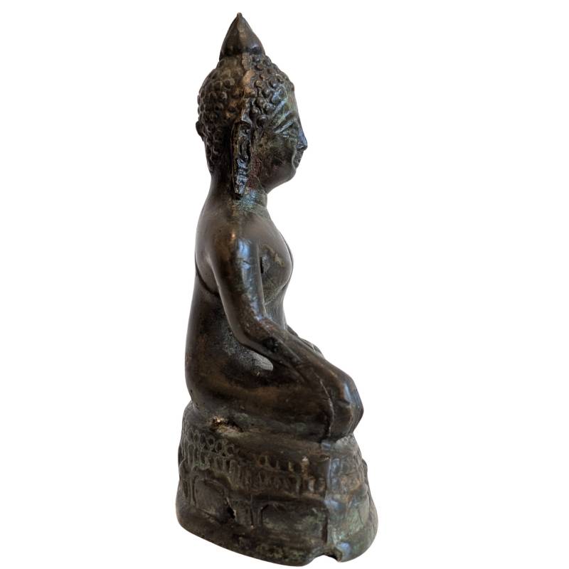 Kleine, massiv gegossene Buddha-Statue aus Bronze, Südostasien, Erdberührung-Mudra, mit deutlicher Alterspatina und rituellen Gebrauchsspuren, Lot 149.