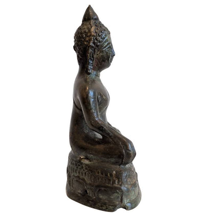 Kleine, massiv gegossene Buddha-Statue aus Bronze, Südostasien, Erdberührung-Mudra, mit deutlicher Alterspatina und rituellen Gebrauchsspuren, Lot 149.